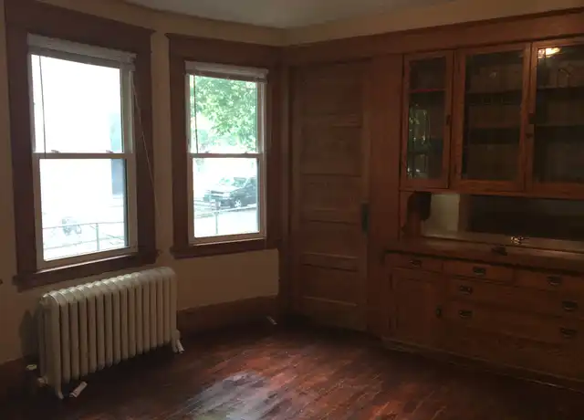 Property at 981 Reaney Ave E, St Paul, MN, 55106, 2 beds, 1 bath, [object Object]