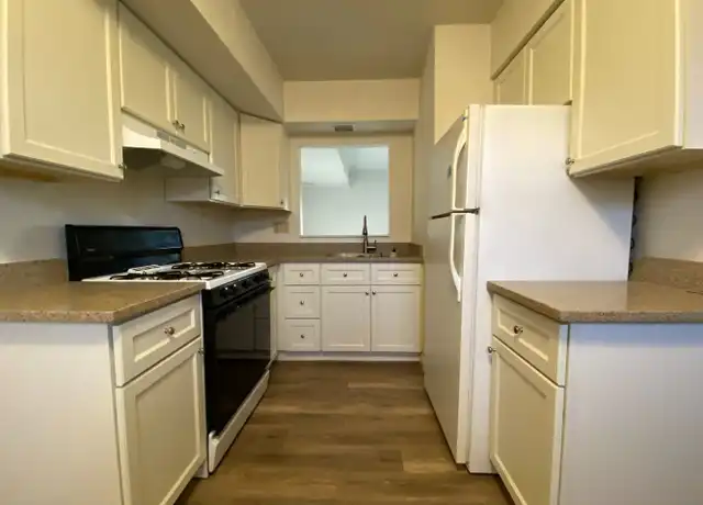 Property at 702 Hemlock Sq Unit 702, Zelienople, PA, 16063, 2 beds, 1 bath, [object Object]