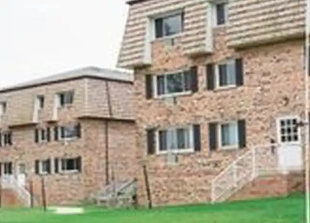 Property at Edgewater Apartments - 231 N Fowler St, Oconomowoc, WI, 53066, 1-2 bed, 1 bath, [object Object]