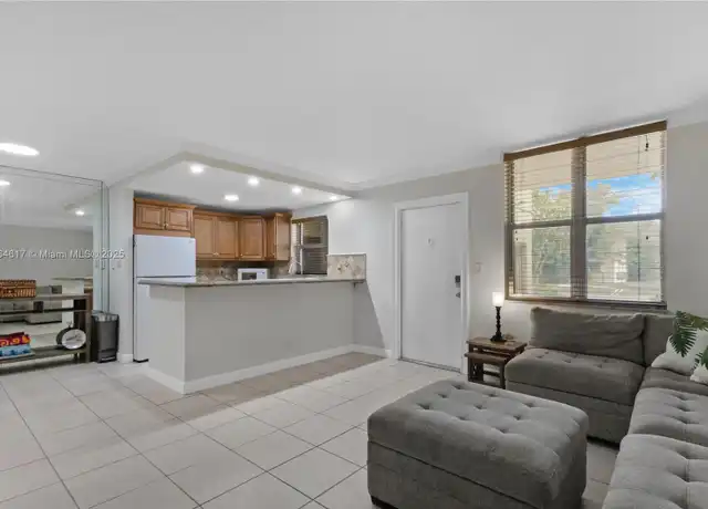 Property at 2400 NE 10th St Unit 104-B, Pompano Beach, FL, 33062, 2 beds, 2 baths, [object Object]