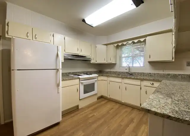 Property at 922 Wilshire Dr, Pleasanton, TX, 78064, 3 beds, 2 baths, [object Object]