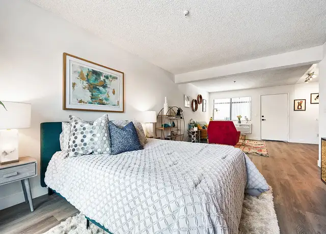 Photo of 2301 E Market St, Long Beach, CA 90805