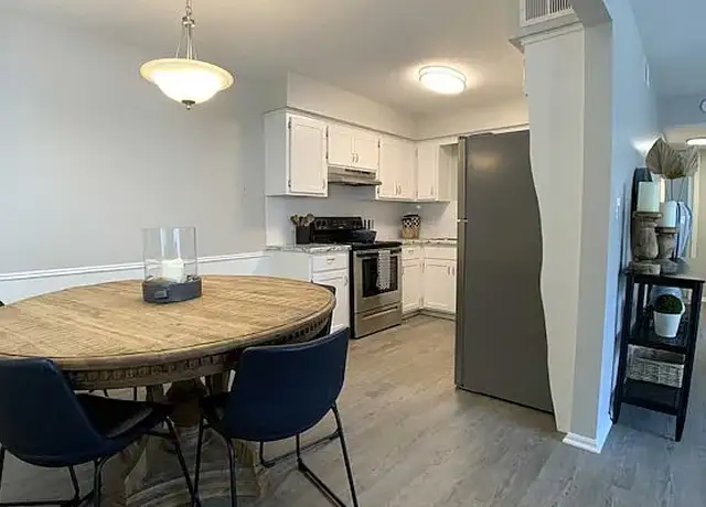 Photo of 9800 Cherry St, Kansas City, MO 64131