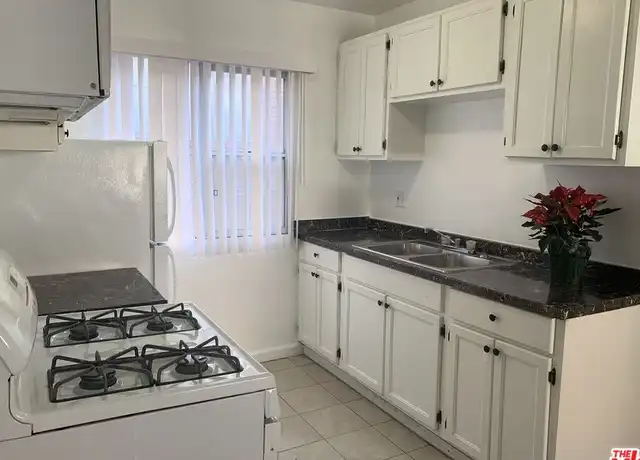 Property at 1330 S Wilton Pl Unit 9, Los Angeles, CA, 90019, 2 beds, 1 bath, [object Object]