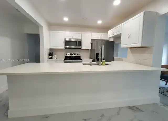 Property at 900 SW 31st St, Fort Lauderdale, FL, 33315, 6 beds, 3 baths, [object Object]