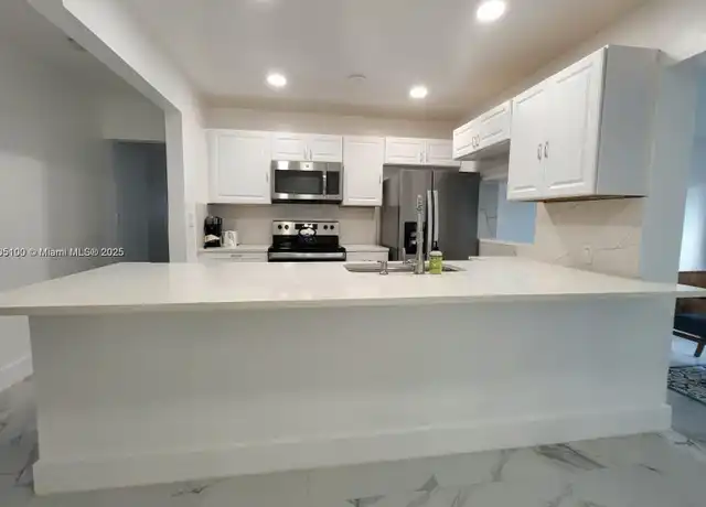 Property at 900 SW 31st St, Fort Lauderdale, FL, 33315, 6 beds, 3 baths, [object Object]