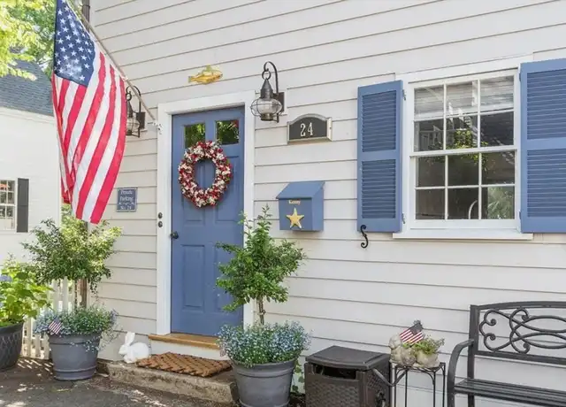 Property at 24 Summer St #3, Marblehead, MA, 01945, 2 beds, 1 bath, [object Object]