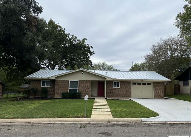 Photo of 204 Hillview Dr, Luling, TX 78648