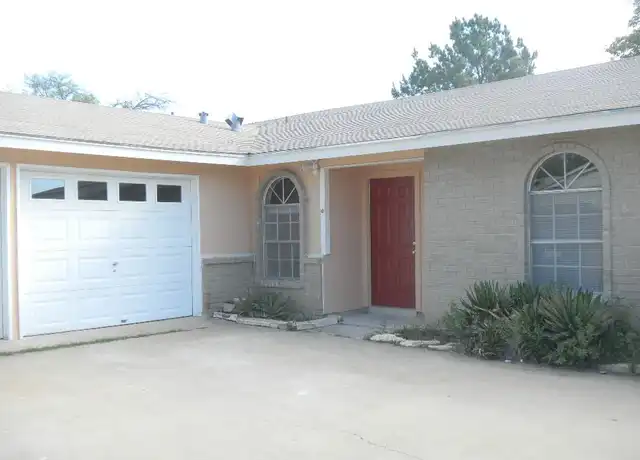 Property at 112 King Charles Pl, Del Rio, TX, 78840, 3 beds, 2 baths, [object Object]