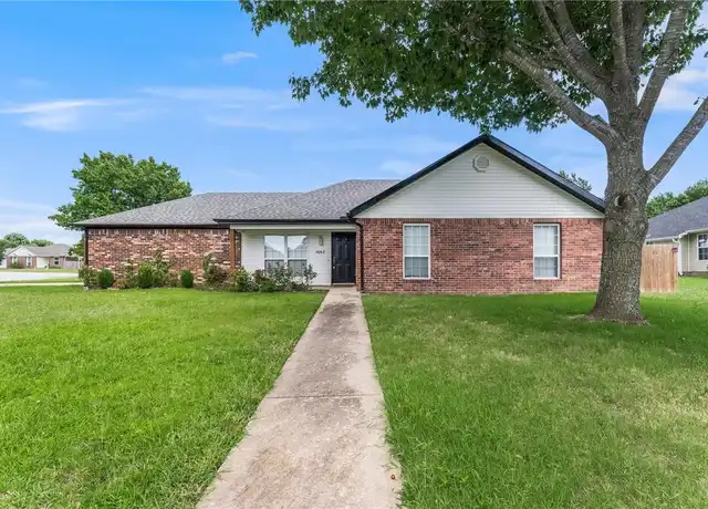 Property at 1662 S Tally Ho Dr, Fayetteville, AR, 72701, 3 beds, 2 baths, [object Object]