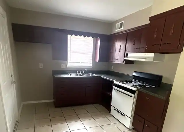 Property at 252 NW 85th St, Oklahoma City, OK, 73114, 4 beds, 1 bath, [object Object]