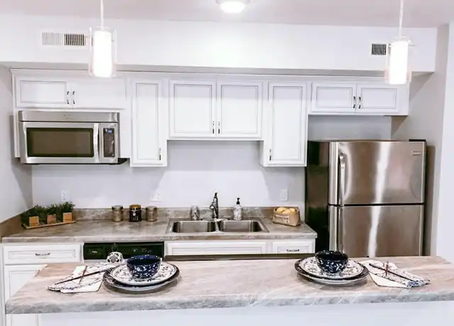 Property at 528 S 29th St Unit 103 A670, Omaha, NE, 68105, 1 bed, 1 bath, [object Object]