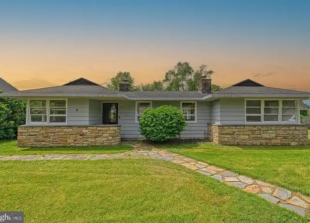 Property at 102 E Washington St, Remington, VA, 22734, 2 beds, 1 bath, [object Object]