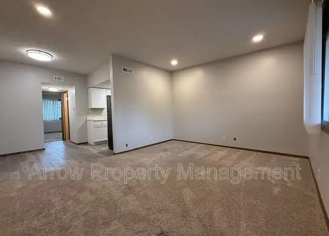 Property at 341 S 27th St Unit 12, Lincoln, NE, 68510, 1 bed, 1 bath, [object Object]