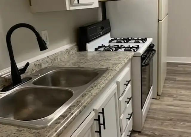 Property at 460 Locust St Unit 3, Valparaiso, IN, 46383, 1 bed, 1 bath, [object Object]