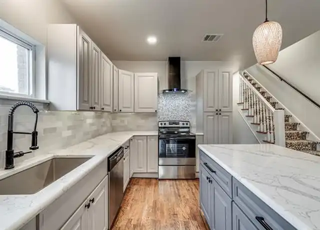 Property at 607 W Page Ave, Dallas, TX, 75208, 2 beds, 1.5 baths, [object Object]