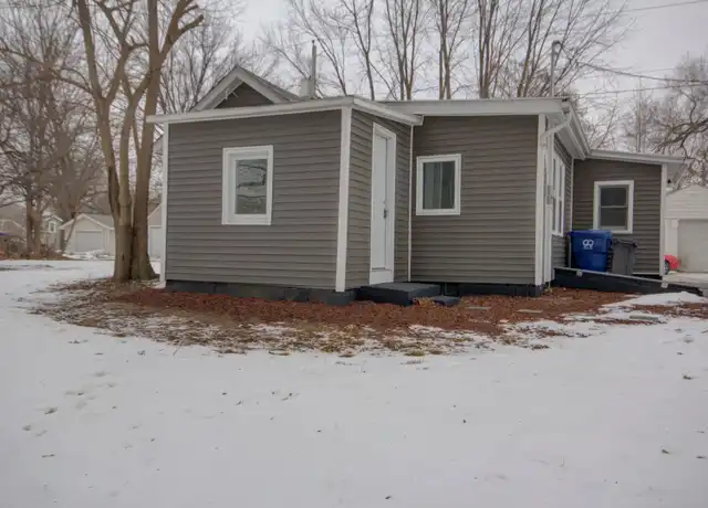 Property at 709 28th 1/2 St, Bettendorf, IA, 52722, 2 beds, 1 bath, [object Object]
