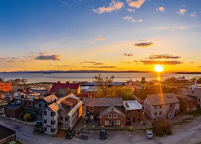 Photo of 157 S Champlain St, Burlington, VT 05401
