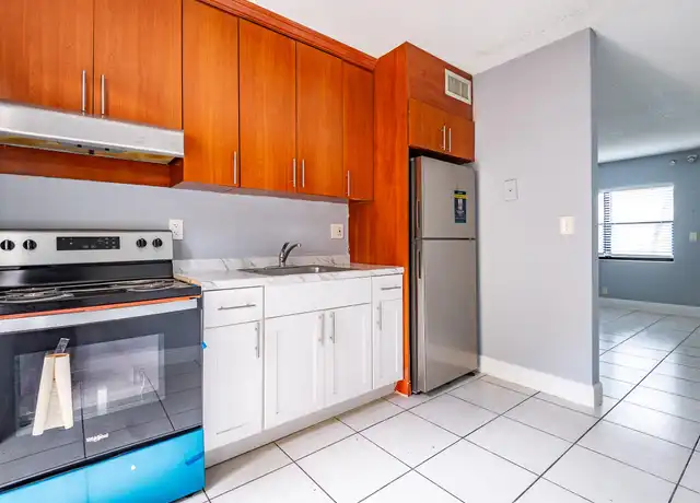 Property at 4061 N Dixie Hwy #14, Oakland Park, FL, 33334, 2 beds, 1 bath, [object Object]