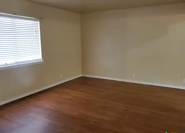 Property at 1120 N King St Unit 206, Seguin, TX, 78155, 2 beds, 1 bath, [object Object]