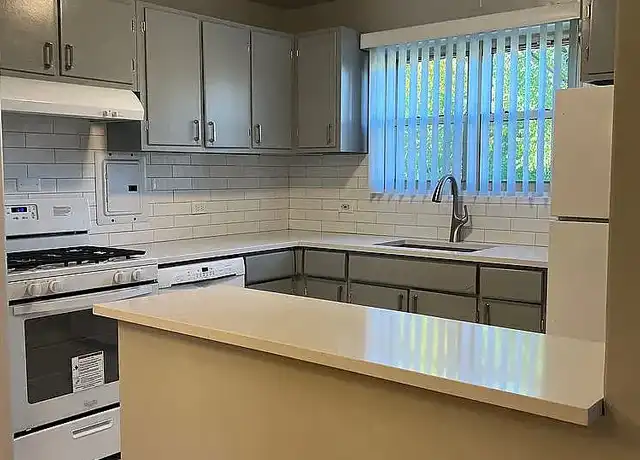 Property at 1447 W Touhy Apartments - 1447 W Touhy Ave, Chicago, IL, 60626, 2 beds, 1 bath, [object Object]