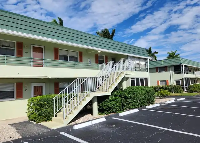 Property at 300 Valley Stream Dr Unit D-5, Naples, FL, 34113, 1 bed, 1 bath, [object Object]