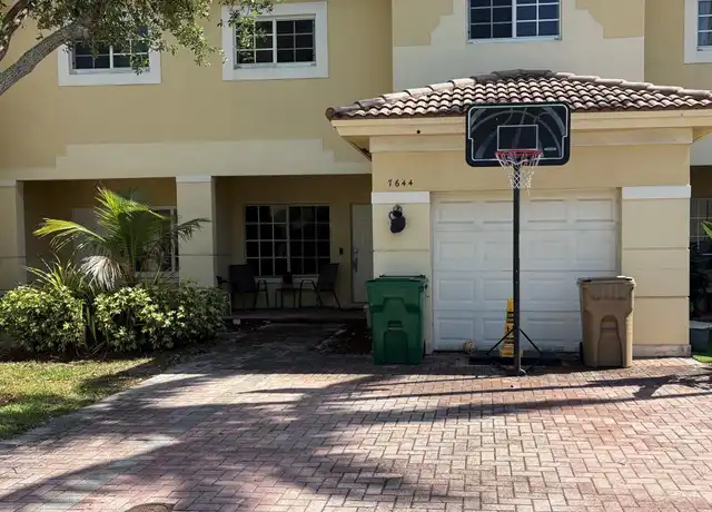 Property at 7644 S Stonecreek Cir, Hollywood, FL, 33024, 3 beds, 2.5 baths, [object Object]