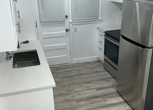 Property at 526 S 36th St Unit 5, Omaha, NE, 68105, 1 bed, 1 bath, [object Object]