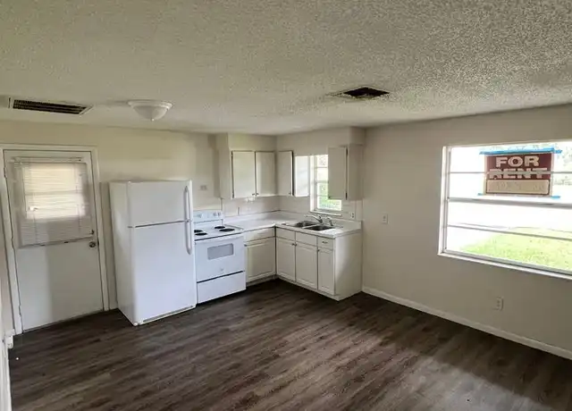 Property at 38645 North Ave, Zephyrhills, FL, 33542, 1 bed, 1 bath, [object Object]