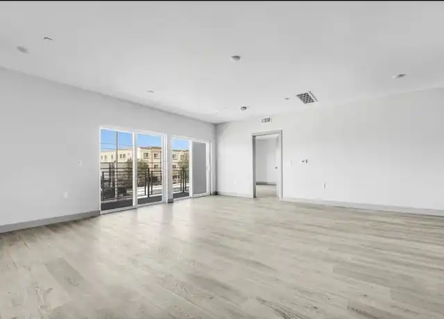 Property at 7040 Woodman Ave Unit 207, Van Nuys, CA, 91405, 1 bed, 1 bath, [object Object]