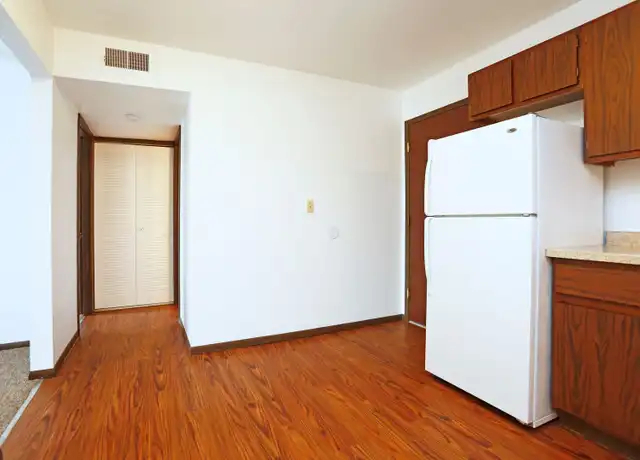 Property at Crestwood Apartment - W Crestwood Dr, Peoria, IL, 61614, 1-2 bed, 1 bath, [object Object]