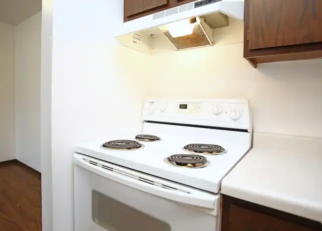 Property at Crestwood Apartment - W Crestwood Dr, Peoria, IL, 61614, 1-2 bed, 1 bath, [object Object]