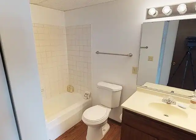 Property at Crestwood Apartment - W Crestwood Dr, Peoria, IL, 61614, 2 beds, 1 bath, [object Object]