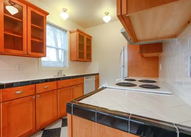 Property at HOYT STREET APARTMENTS (CZOP05) - 4405 NE Hoyt St, Portland, OR, 97213, 1 bed, 1 bath, [object Object]