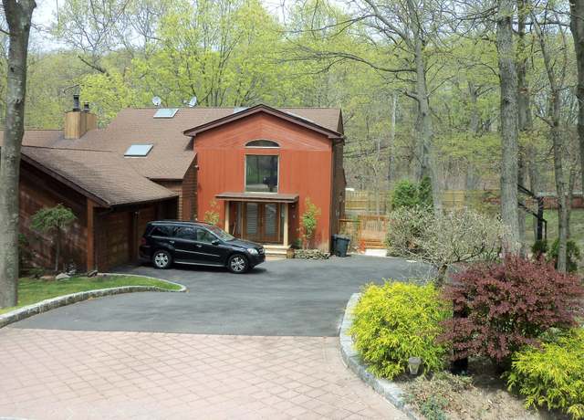 Photo of 1 Brothers Ct, Dix Hills, NY 11746