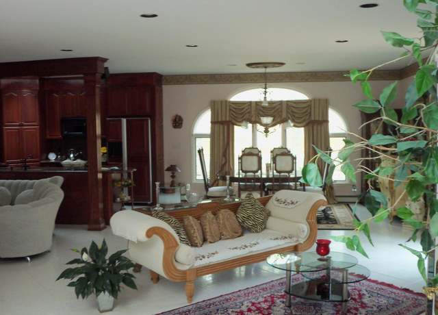 Photo of 1 Brothers Ct, Dix Hills, NY 11746