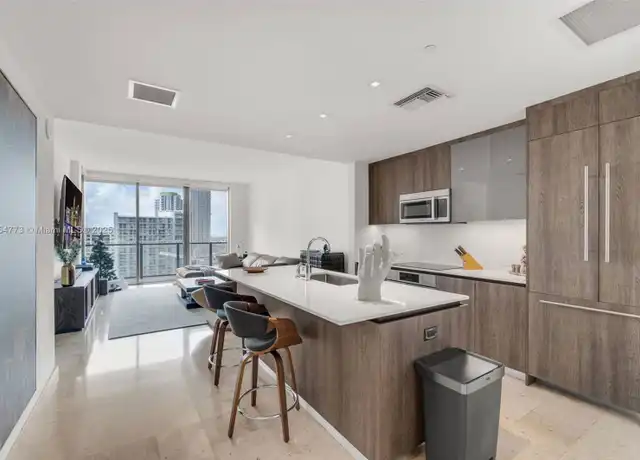 Property at 68 SE 6th St #2406, Miami, FL, 33131, 1 bed, 1.5 baths, [object Object]