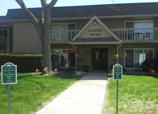 Property at 7926 S Wildwood Dr Unit 8034 204, Oak Creek, WI, 53154, 2 beds, 1 bath, [object Object]