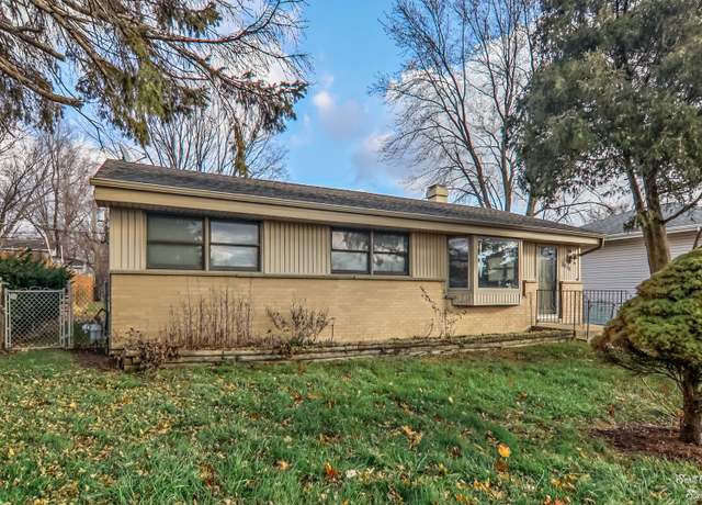 Photo of 1414 Clayton Marsh Dr, Lake in the Hills, IL 60156