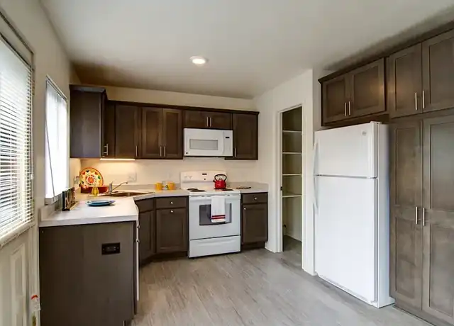 Property at Amber Square Apartments - 2709 E Grand River Ave, Lansing, MI, 48912, 1-2 bed, 1 bath, [object Object]