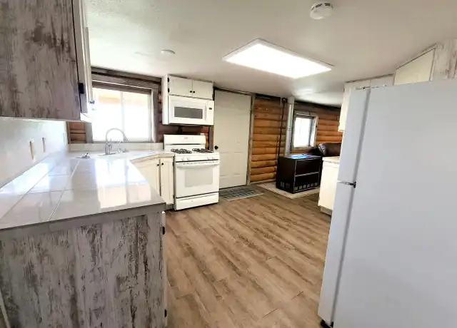 Property at 58 Tressa Rd Unit 200 Upstairs, Gillette, WY, 82718, 2 beds, 2 baths, [object Object]