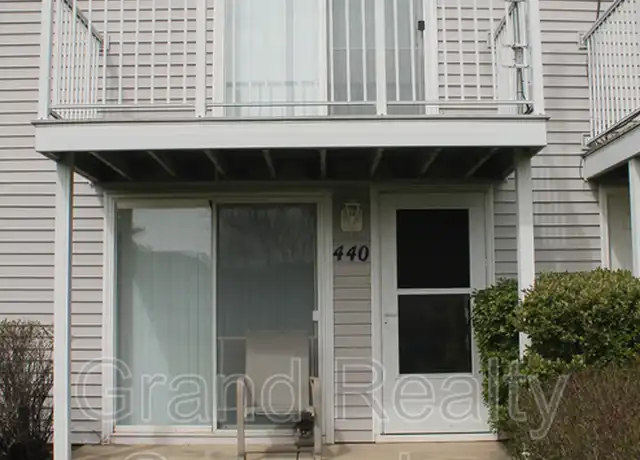 Property at 440 Meadow Green Ln Unit 1, Round Lake Beach, IL, 60073, 3 beds, 1.5 baths, [object Object]