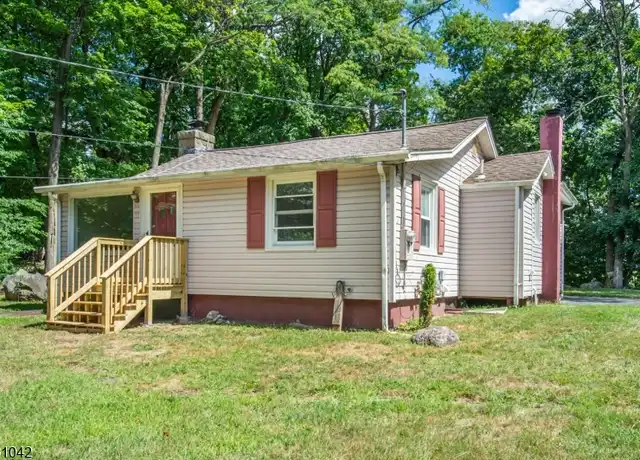 Property at 212 N Beverwyck Rd, Lake Hiawatha, NJ, 07034, 3 beds, 1 bath, [object Object]