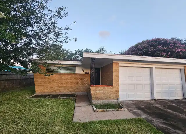 Property at 11 Manor Way, Galveston, TX, 77550, 3 beds, 2 baths, [object Object]