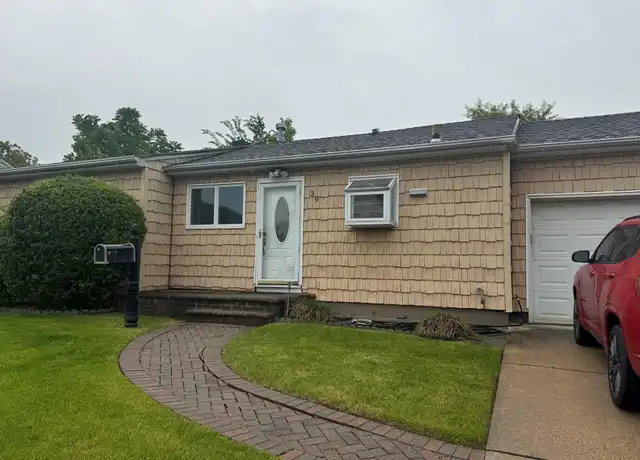 Property at 39 Charlotte Pl, Plainview, NY, 11803, 3 beds, 2 baths, [object Object]