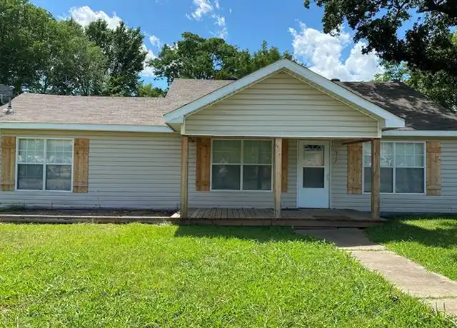 Property at 917 N Naid St, Grand Saline, TX, 75140, 4 beds, 2 baths, [object Object]