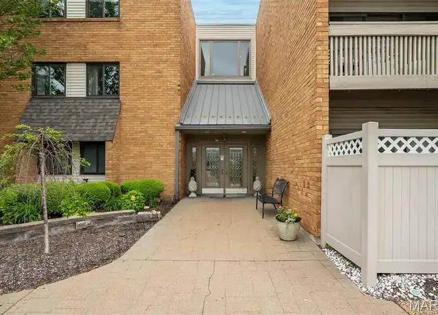 Property at 950 E Rue De La Banque, Creve Coeur, MO, 63141, 2 beds, 2 baths, [object Object]