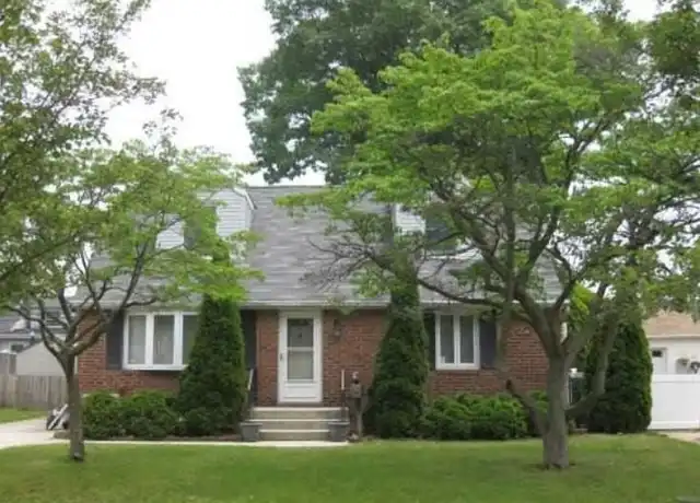 Property at 6 Terrace Ct, Albertson, NY, 11507, 3 beds, 2 baths, [object Object]