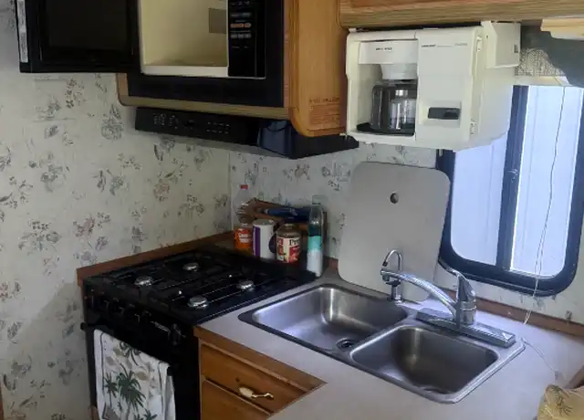 Property at 8401 Darby Ave Unit 6, Northridge, CA, 91325, 1 bed, 1 bath, [object Object]