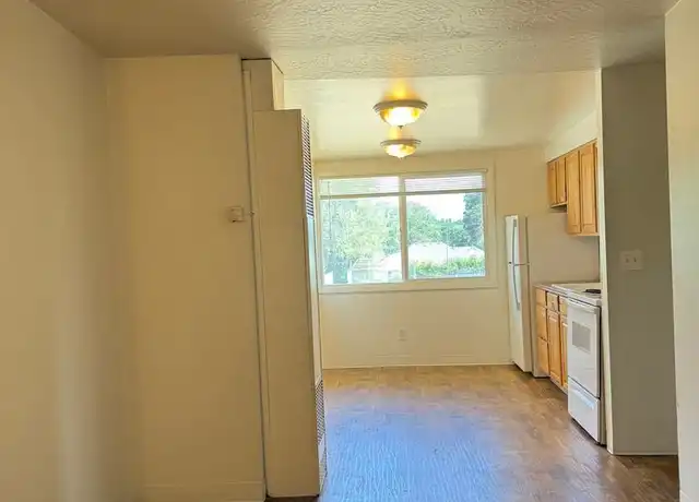 Property at 2013 SE Oak Grove Blvd, Milwaukie, OR, 97267, 2 beds, 1 bath, [object Object]